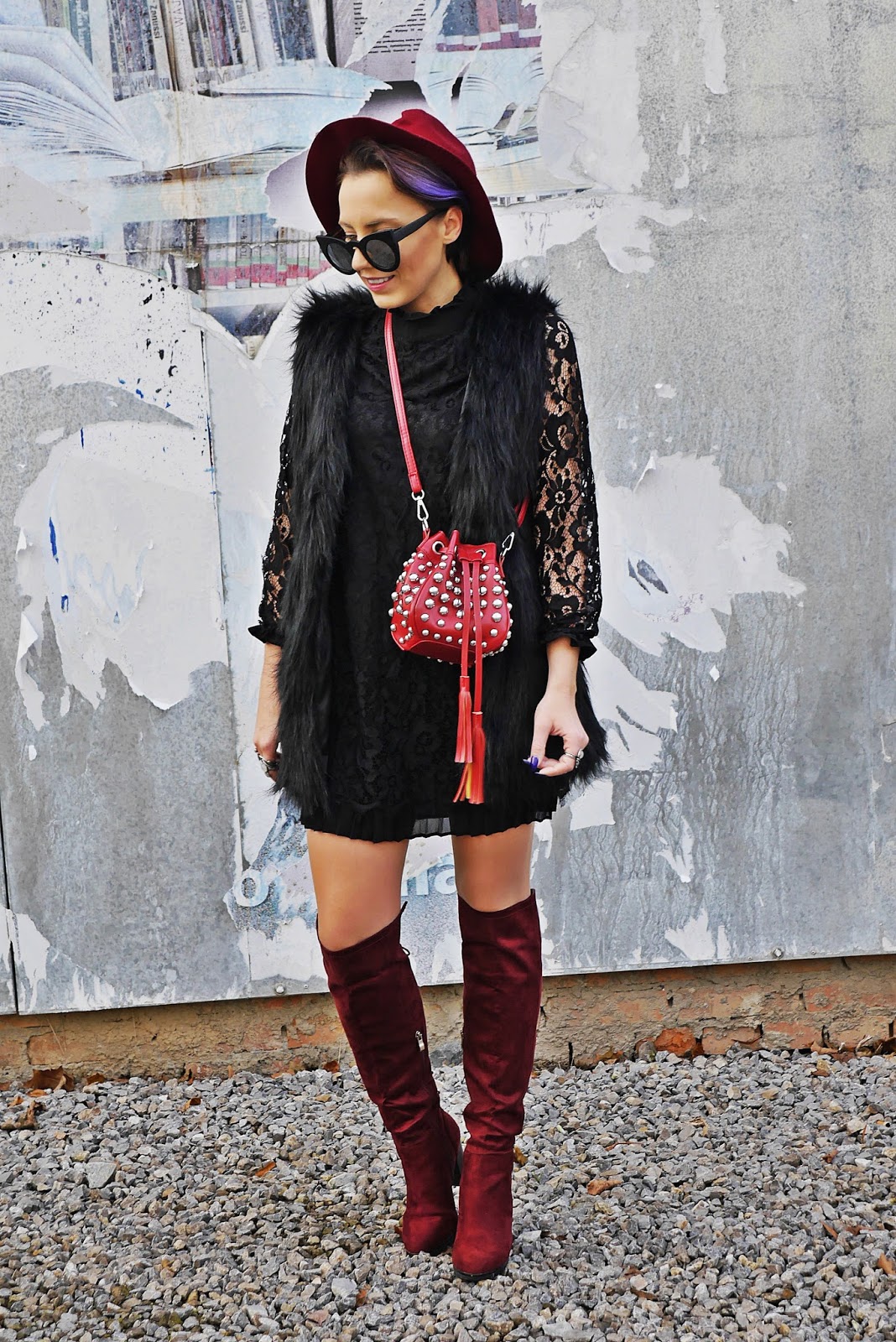 6_lace_black_dress_fur_vaist_red_bag_gamiss_karyn_blog_modowy_221117a