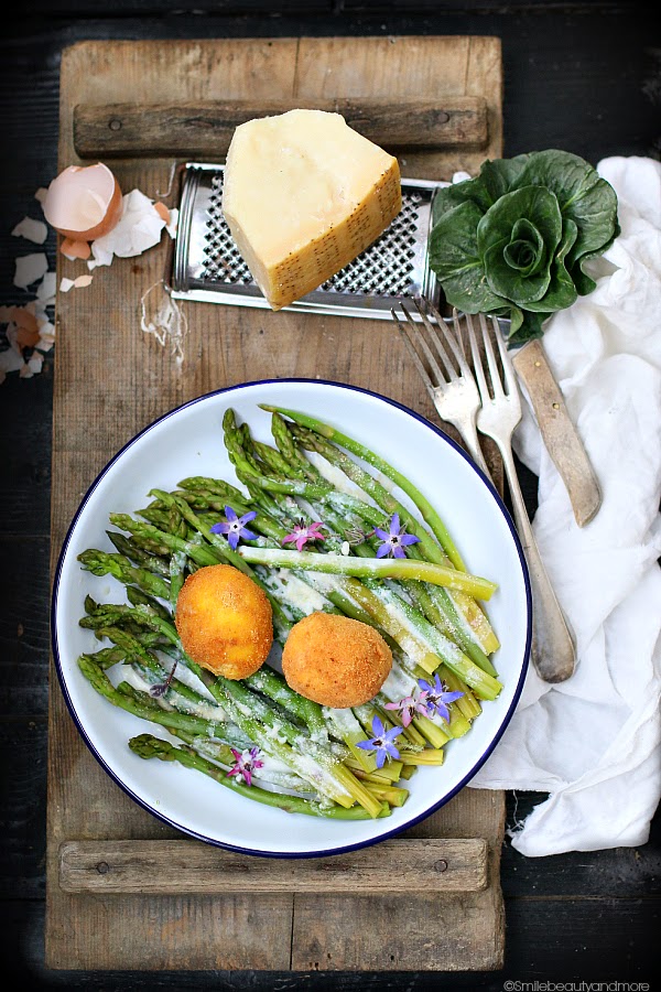 uova fritte con asparagi 