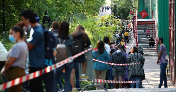 Πρωτόγνωρες εικόνες στην Ελβετία: Ουρές πάνω από χιλιόμετρο για... δωρεάν τρόφιμα! - Αύξηση φτώχειας λόγω lockdown Πρωτόγνωρες εικόνες στην Ελβετία: Ουρές πάνω από χιλιόμετρο για... δωρεάν τρόφιμα! - Αύξηση φτώχειας λόγω lockdown