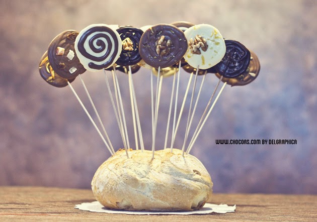 piruletas de chocolate en chusco de pan