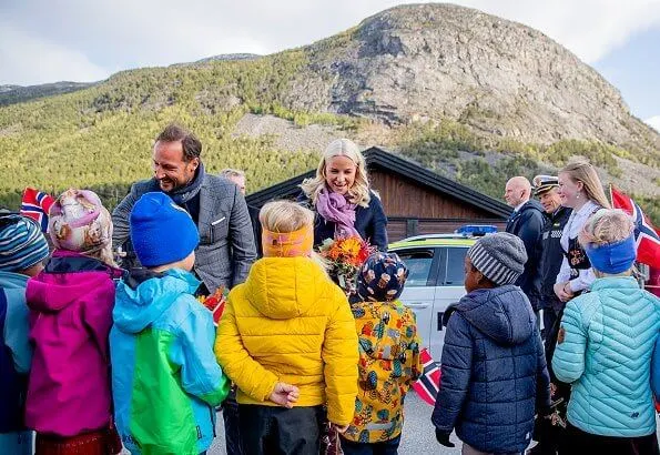 Skjåk municipality is a center for rafting events. Crown Princess Mette-Marit wore a new silk printed dress from H&M Conscious Exclusive