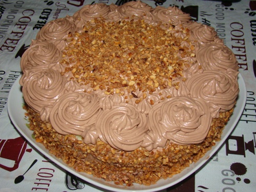 Tort cu alune caramelizate