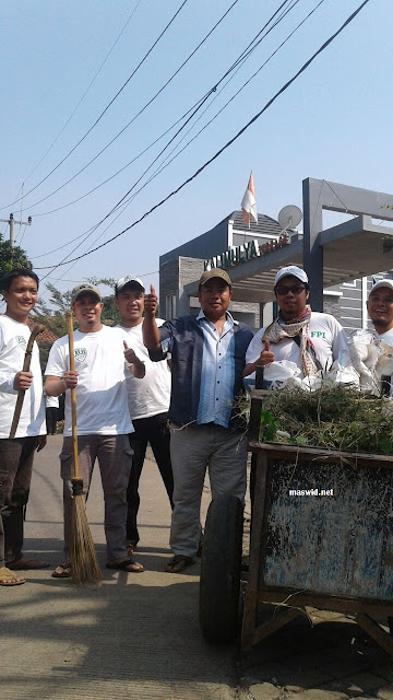 Kerja Bhakti Di Bantu Oleh Aggota FPI Di Kebon Duren Rt 01 / Rw 01 Depok