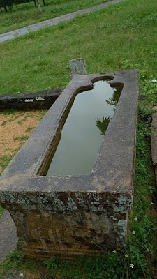 гранитная ванна в древнейшей больнице Михинтале, первое лечебное учреждение в истории, на Земле