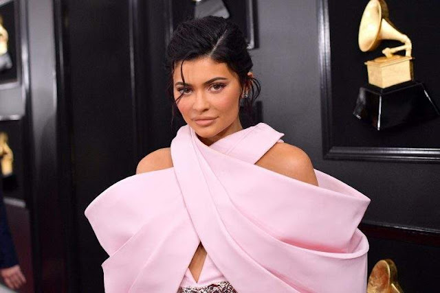 Kylie Jenner fue un desastre de moda en la alfombra roja de los Grammy