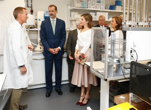 Queen Letizia carried Mirtha Natural clutch wore Lodi burgundy suede ankle strap pumps, Hugo Boss skirt and blouse. Queen Elizabeth