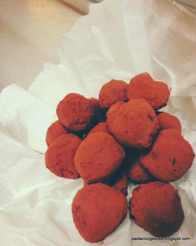 aslında çok basit…. Trüf çikolata / Truffle..ve kahve yanına ufak