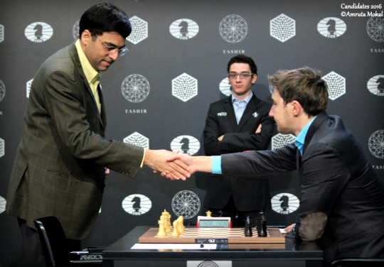La poignée de mains entre Viswanathan Anand et Sergey Karjakin lors de la ronde 11 - Photo © Amruta Mokal La poignée de mains entre Viswanathan Anand et Sergey Karjakin lors de la ronde 11 - Photo © Amruta Mokal