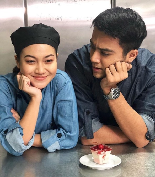 "Gelinya tengok drama ni.Perlu ke peluk-peluk?" "Gelinya tengok drama ni.Perlu ke peluk-peluk?"