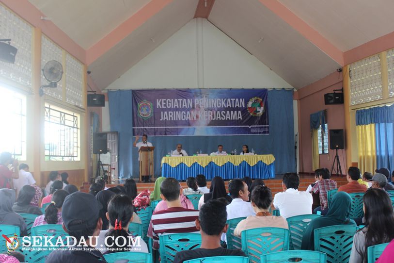 BUPATI, Bupati Sekadau, Rupinus SH M Si saat membuka sosialisasi peningkatan jaringan kepada puluhan pedagang di gedung Kateketik Sekadau