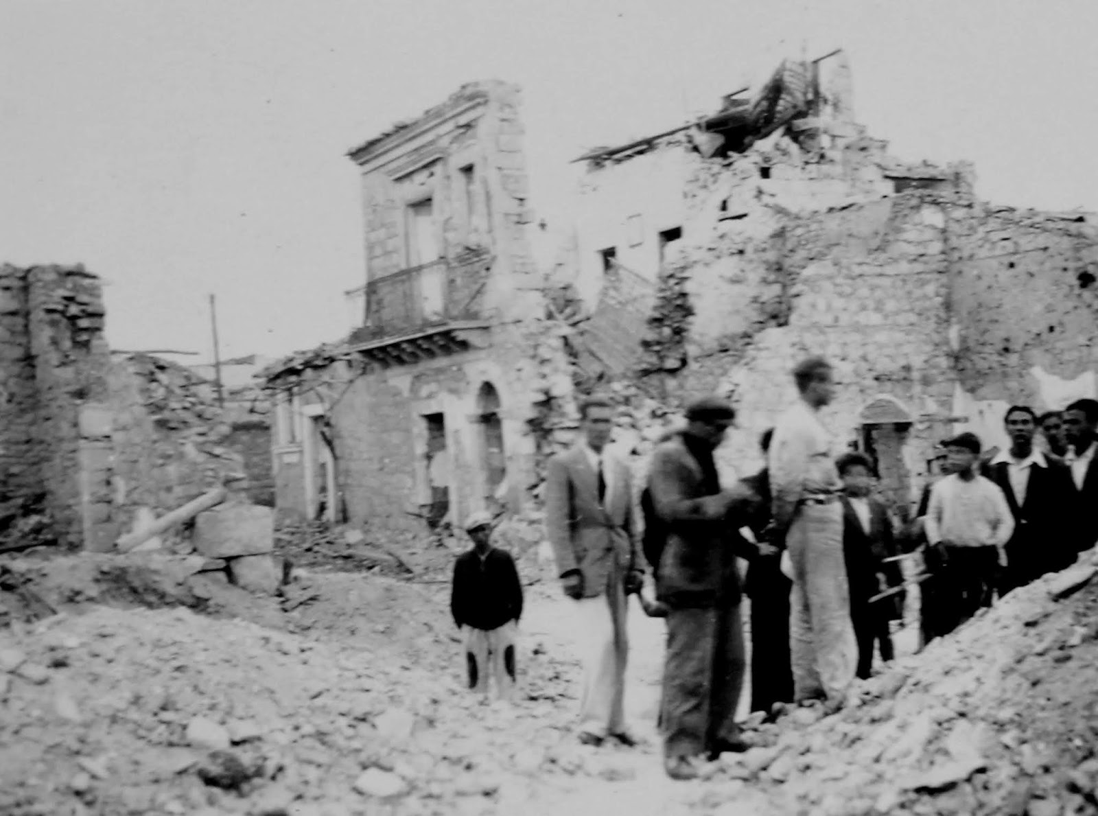 ReportageSicilia IMMAGINI DI UN BOMBARDAMENTO A MARINA DI RAGUSA