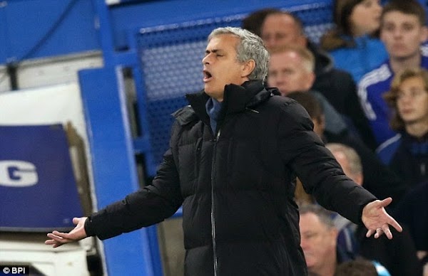 Mourinho - Chelsea - carga contra el árbitro... de nuevo