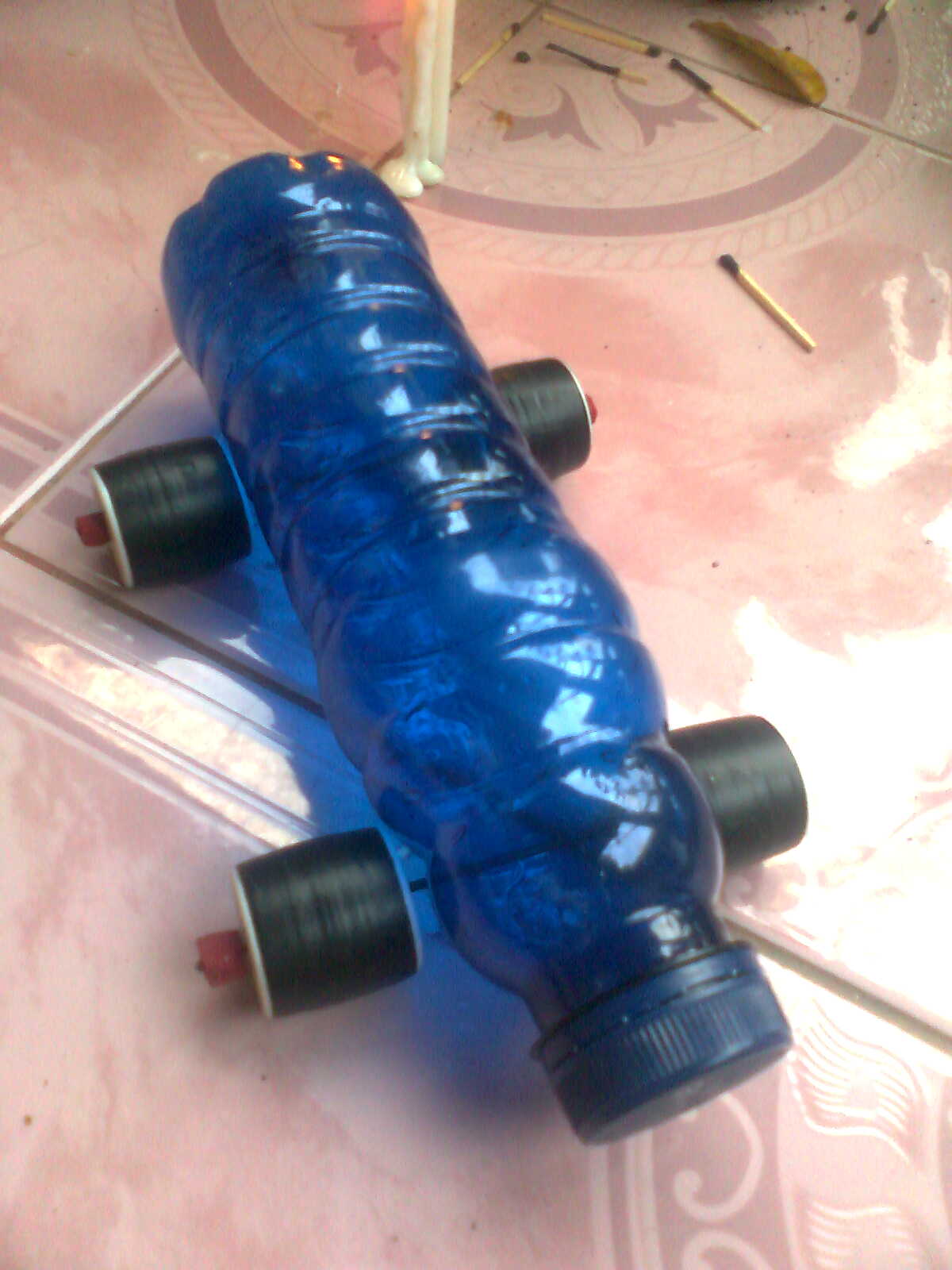 Mobil-mobilan dari botol sabun plastik