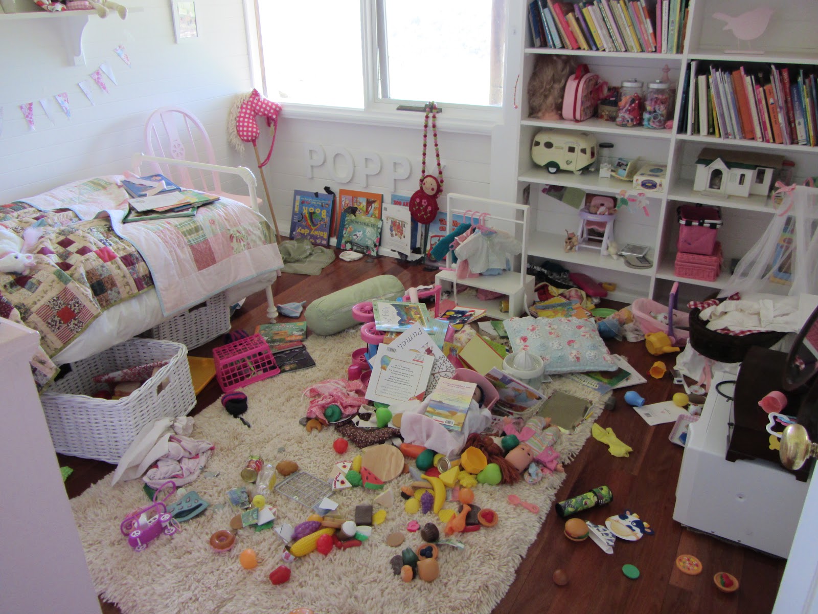 She made my room. Уборка игрушек. Детская комната игрушки хаос. Tidy Room and messy Room. Tidy messy Bedroom.