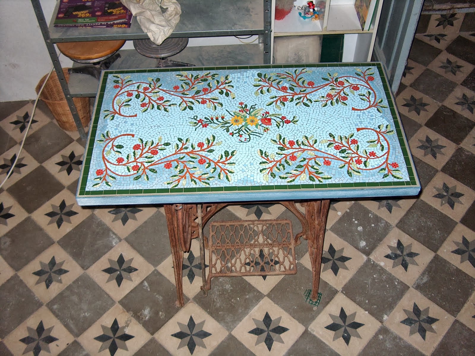 Tapa de Mesa con Mosaico,  para una mesa de coser antigua.