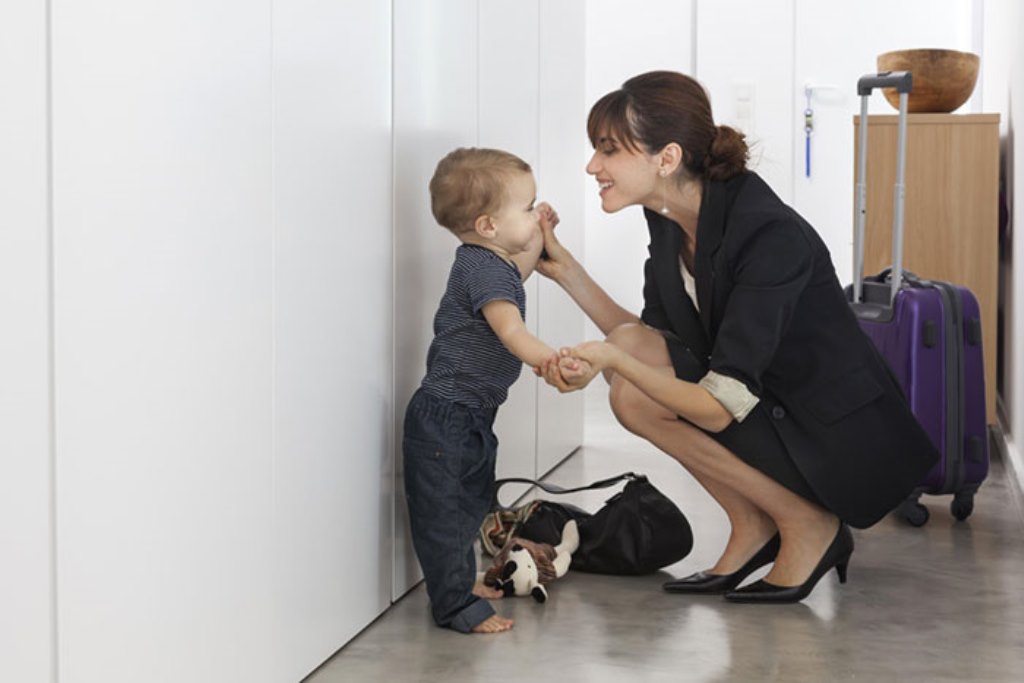 кормление грудью. маленький раб для мамы 3. раб матери. женщина с ребенком за компьютером. дети встречают маму с работы дома.