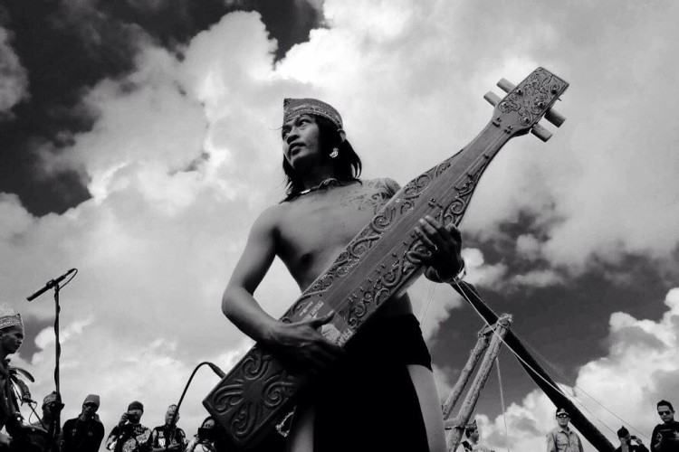 Sampe alat musik tradisional Suku Dayak di Kalimantan