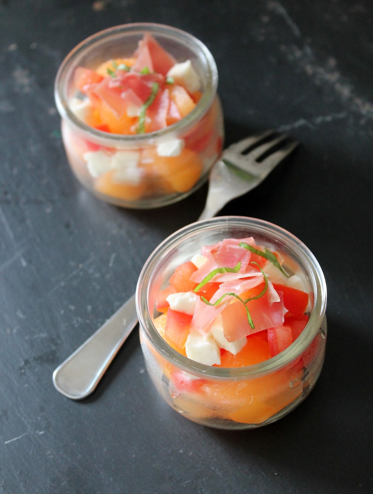 Verrines melon, mozzarella et jambon sec