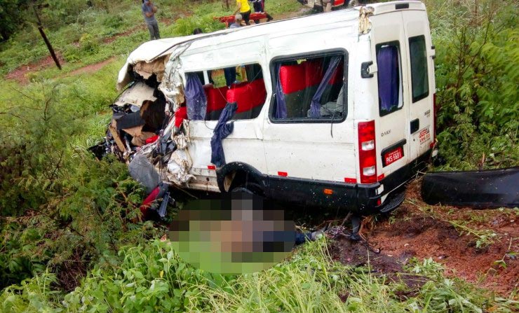Três pessoas morrem após colisão entre van e carreta no oeste da Bahia