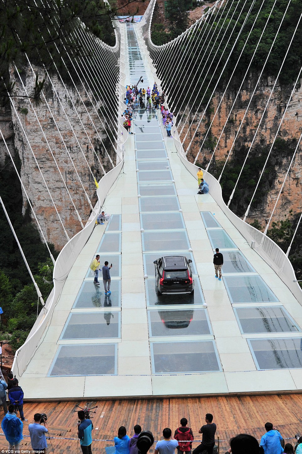 Игра в кальмара стеклянный мост. Дербент стеклянный мост Мамедбекова. Стеклянный мост Абхазия Рица. Стеклянный мост в Дербенте. Стеклянный мост в Китае Бэйдайхэ.