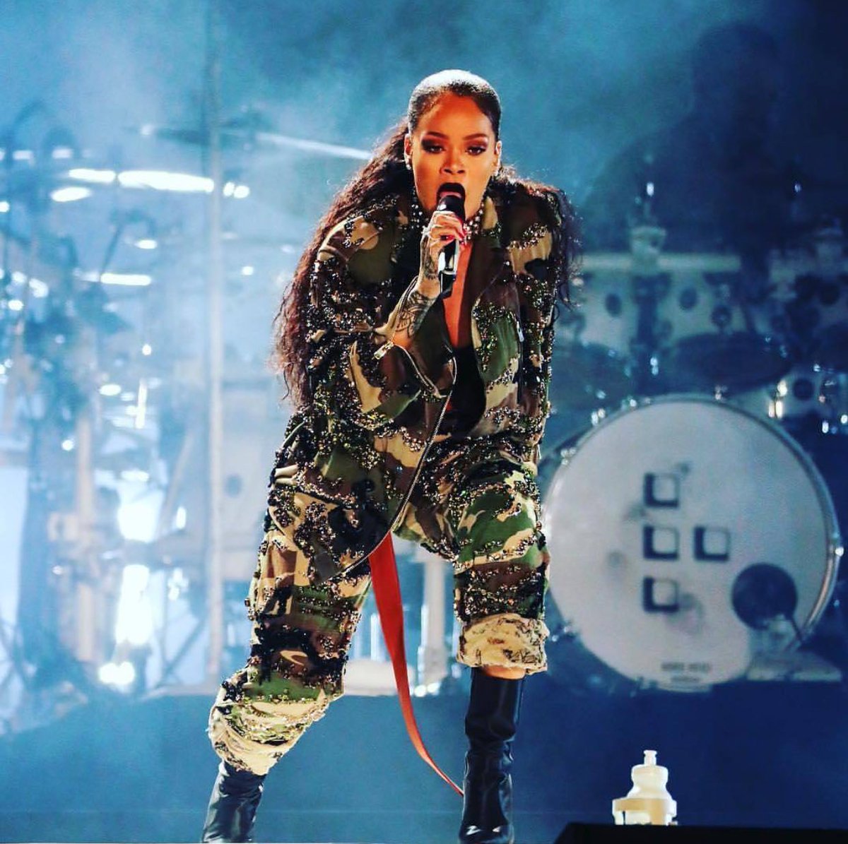 Rihanna performs ‘Love On The Brain’ in Abu Dhabi - ~ * Toya'z World