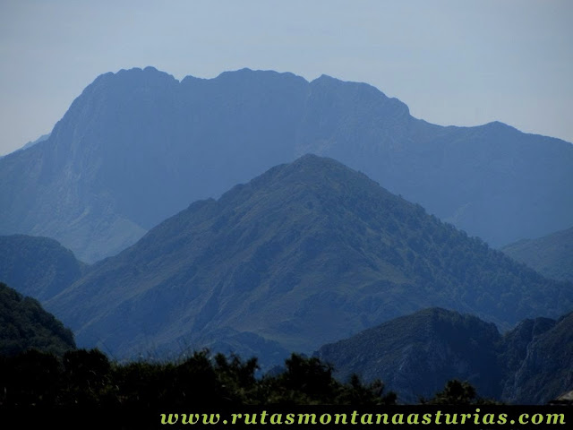 Ruta Lagos de Covadonga PR PNPE-2: Vista del Tiatordos, desde la Porra de Enol