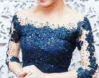 Model Kerah Kebaya Sabrina Untuk Wanita Dengan Bahu Yang Lebar