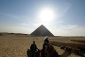Volá por encima de las pirámides de Gizah
