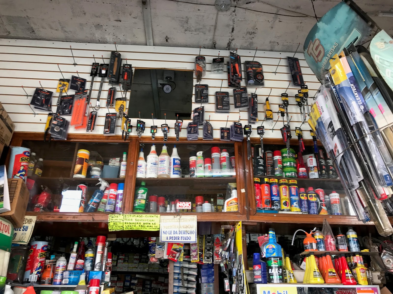 Refacciones y Lubricantes "Del bosque". Ferretería.