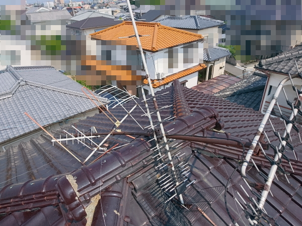 屋根上のテレビアンテナが倒れて危険なので撤去して取替工事 現場より V Blog 愛媛県松山市 アベ冷熱技研