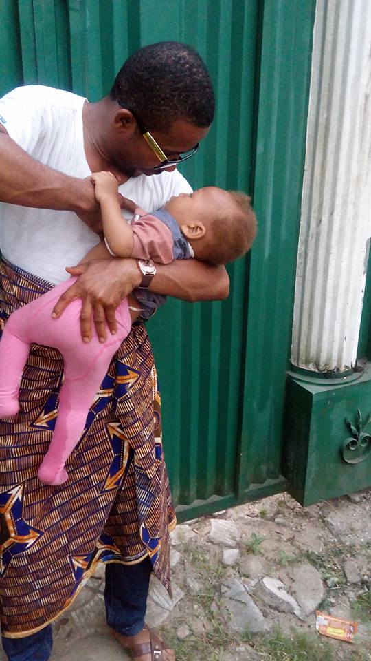 FUNNY: Nigerian man tries breastfeeding his baby in the absent of the wife  - see photos - Alex Oduanam's Blog
