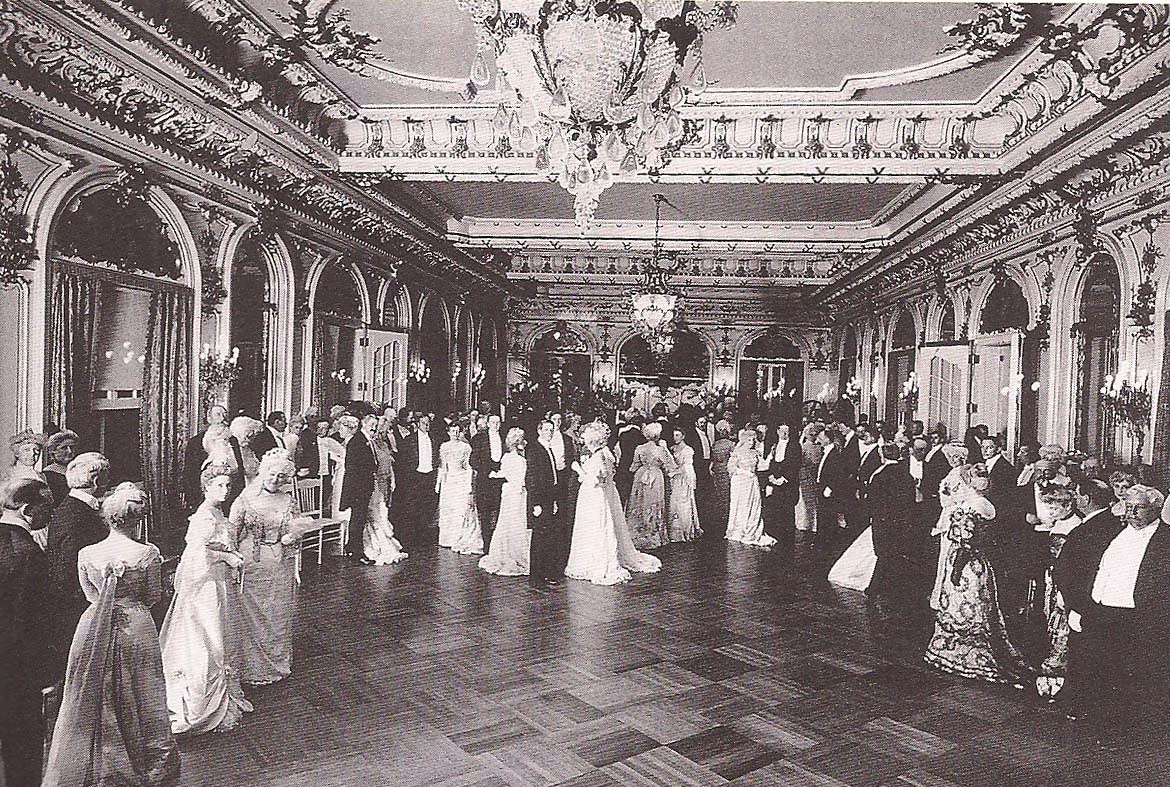Бал 1896 года в оренбурге. Англия в викторианскую эпоху бал. Бальный зал Викторианская эпоха. Бал 19 века Англия. Бал 1890 Юсупова.
