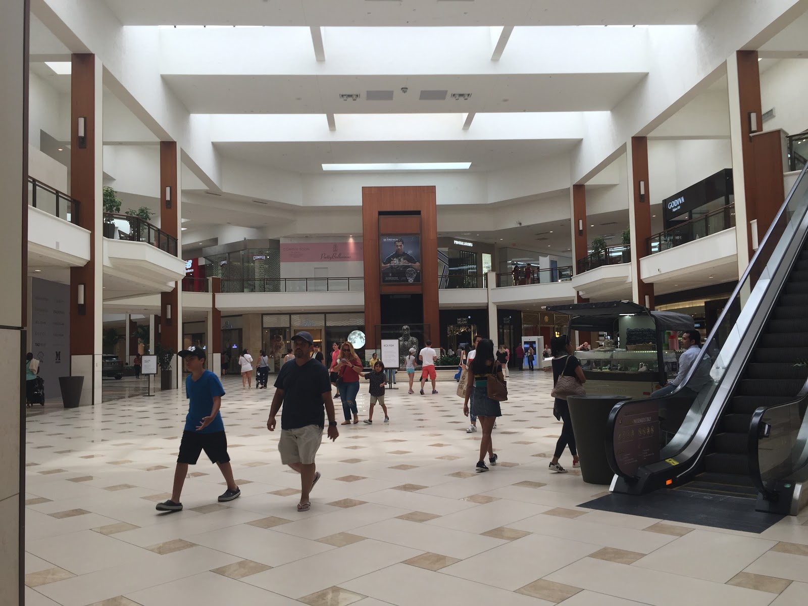 Macy's Aventura Mall in Aventura, FL at the time of its opening in 1983. As  one can see, it's VERY 80s looking. : r/80s