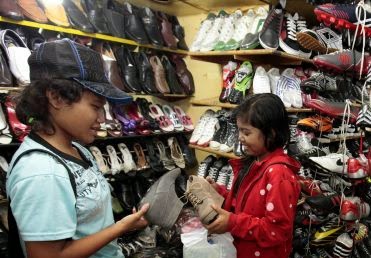 Contoh Percakapan Membeli Sepatu dalam Bahasa Inggris