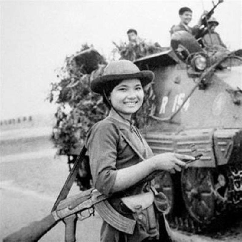 Long Hair Warriors: 30 Vintage Photographs of Female Viet Cong Soldiers ...