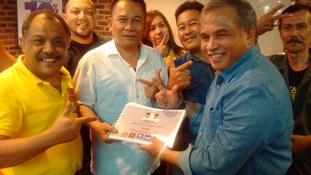 Eka Santosa Serahkan Renstra Pemenangan Prabowo-Sandi ke Gerindra