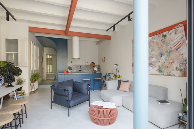 Marzua: FONT 6 Apartment, coloreando lo que fue modernismo catalán.