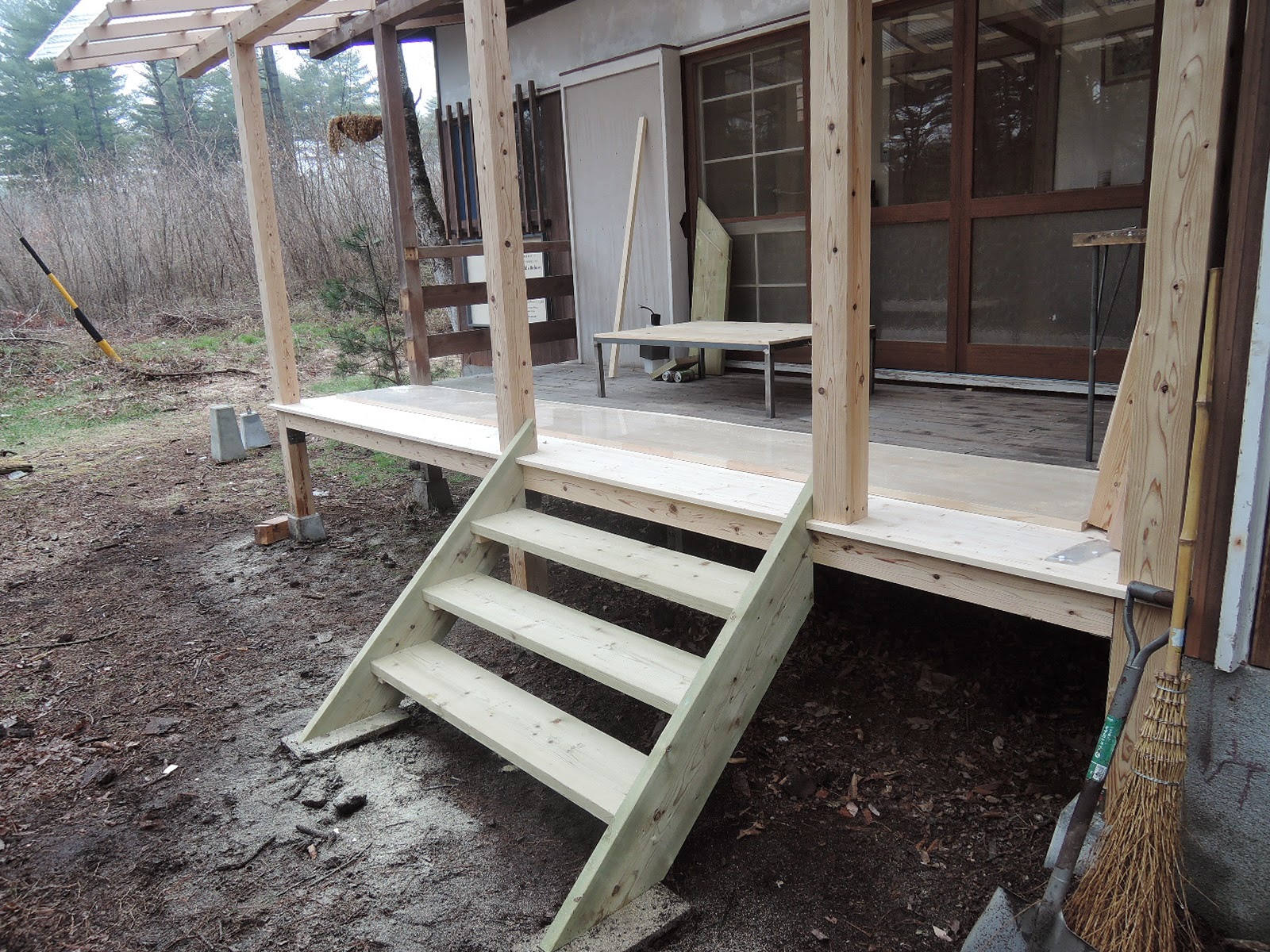 ウッドデッキとおしゃれな小屋とガレージハウス 軽井沢 軽井沢事務所 ウッドデッキ増床工事の大工さんの工事が終わりました