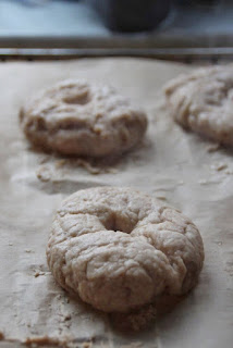 Gekochte Bagel vor dem Backen