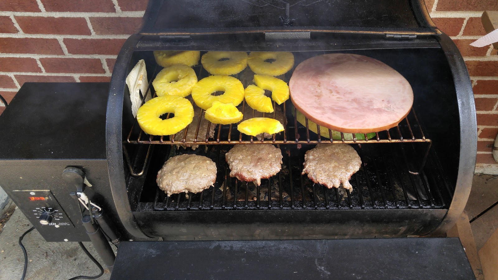 Traeger Junior Elite 20 Pellet Grill In Depth Unboxing Assembly Initial Fire Up By Louie Molnar Youtube