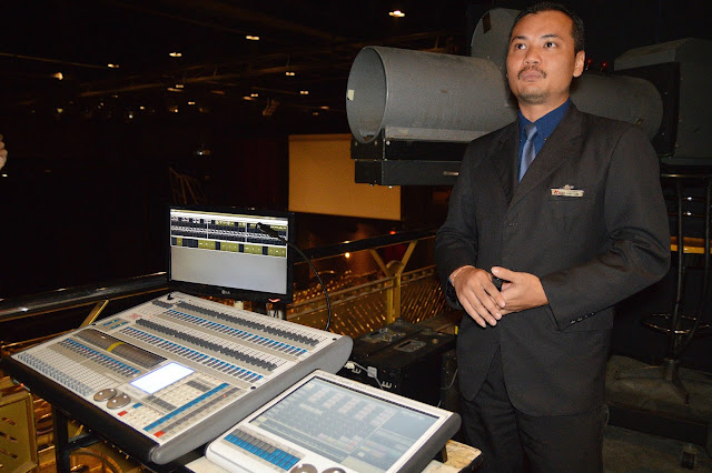 Manager menerangkan bagaimana audio dan lighting dilakukan sebelum sebarang persembahan Pakej Behind The Scenes Tour Resorts World Genting
