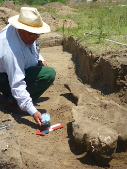 Arqueologo Eduardo Contreras Martinez en Campo.