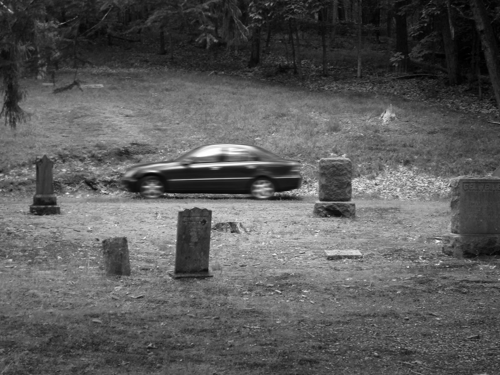 "Whistling past the graveyard" nghĩa là gì?