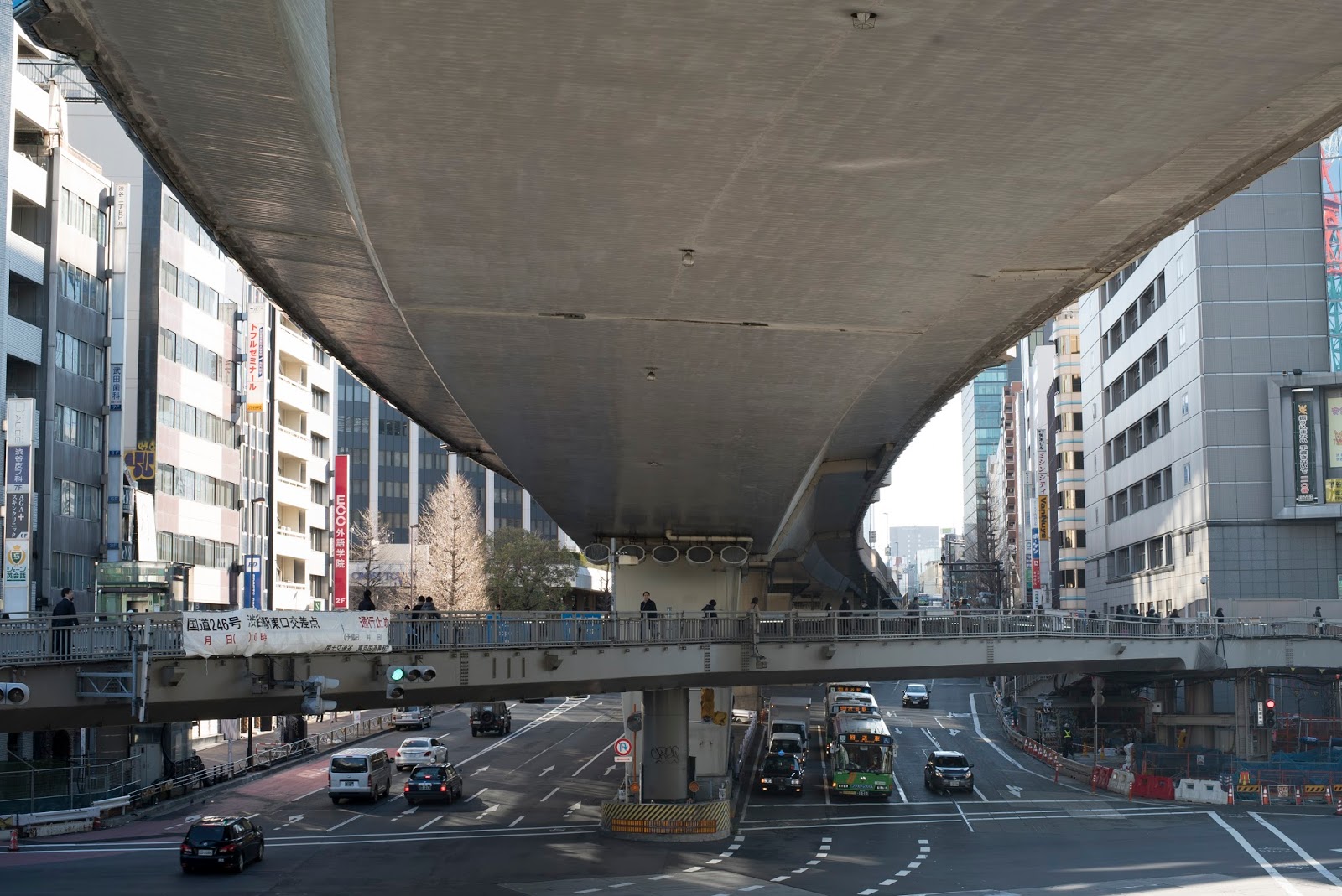 東口歩道橋 首都高高架下 渋谷の工事 ブログ支店