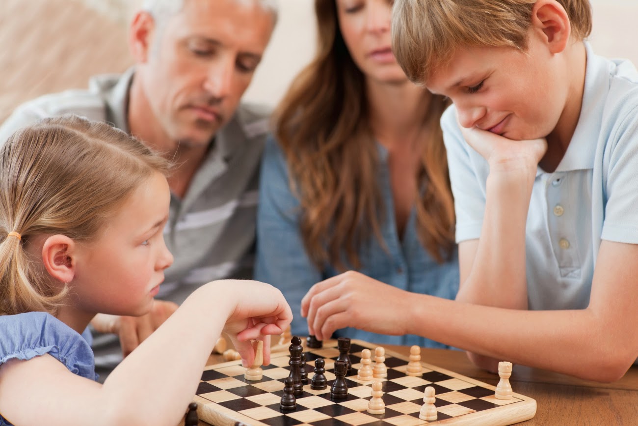 Семья играет в шахматы. Сестра играет с членом брата
