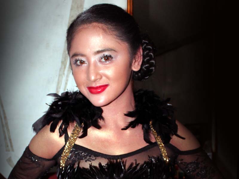 Aktres Dan Penyanyi Jelita Indonesia Dewi Persik Depe Yang