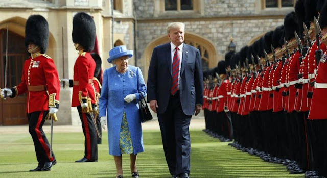 Trump rompe estricto protocolo a su propio estilo en su visita al Reino Unido