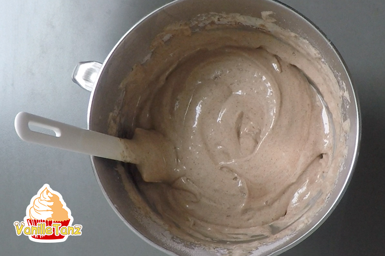 Schokoladen-Biskuitrolle mit Quark-Orangen-Creme - VanilleTanz Schokoladen-Biskuitrolle mit Quark-Orangen-Creme - VanilleTanz