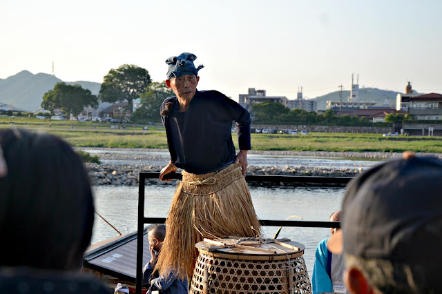 An usho explaining the ukai to guests