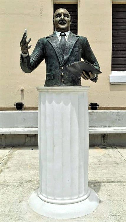 Busto de Carlos Albizu Miranda Universidad Carlos Albizu en San Juan, creacion de Luz Badillo